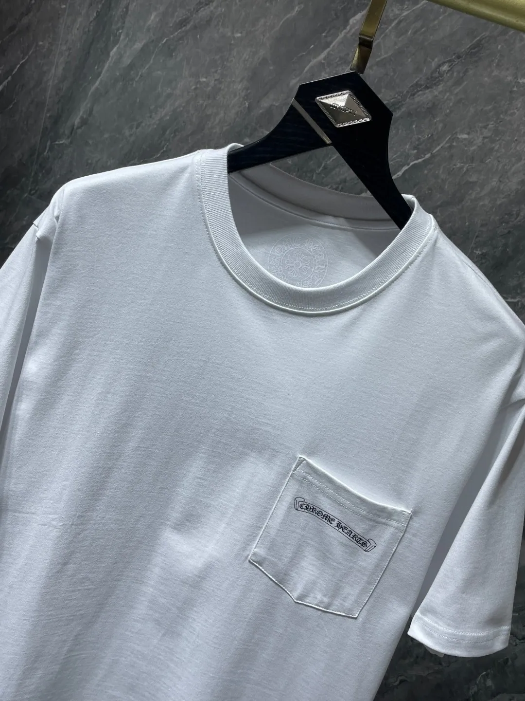 P140 New Chrome Hearts 25ss for summer. High gram weight, environmentally friendly and high-quality top fabric. 260g~270g. Chrome classic scroll letter color cross group flower arm short sleeves. Imported environmentally friendly glue printing and dyeing. Counter synchronization. Re-engraved version 1:1. Recommended color: black white. Size: S, M, L, XL.